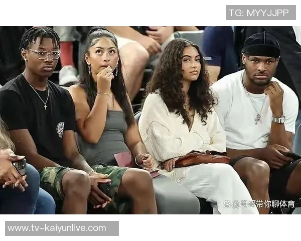 詹姆斯户外活动与三位美女合影俏皮吐舌嫂子知道吗