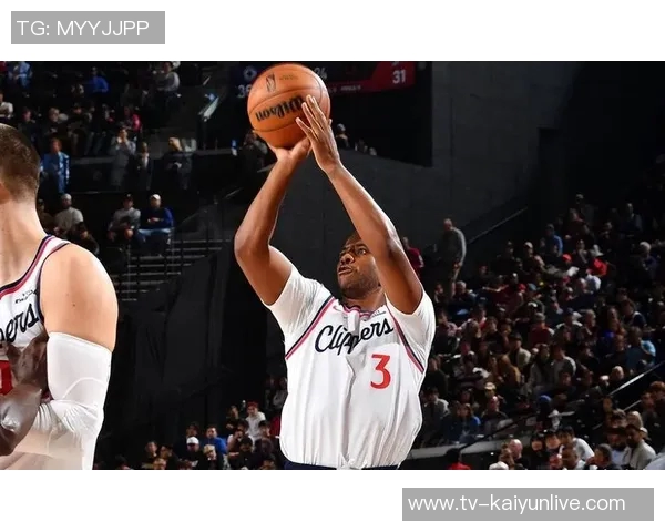 曾经的船长保罗回归首战表现平平仅得4分并送出4次助攻 曾经的船长保罗回归首战表现平平仅得4分并送出4次助攻